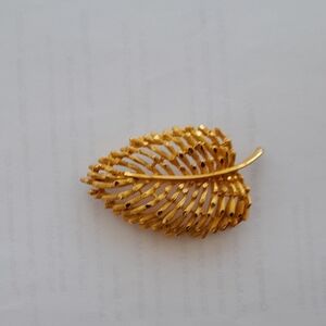 Vintage Elegant Gold Tone Leaf Brooch